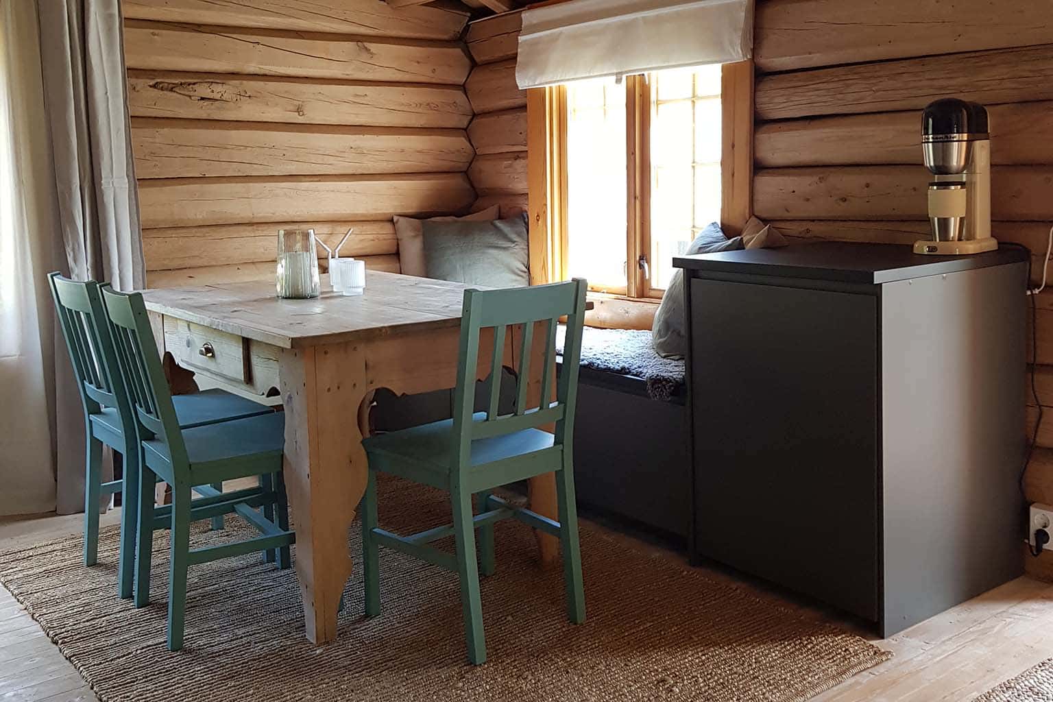 Spisebord og stoler i vår store hytte nordre stugu
