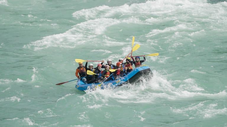 Rafting på elva