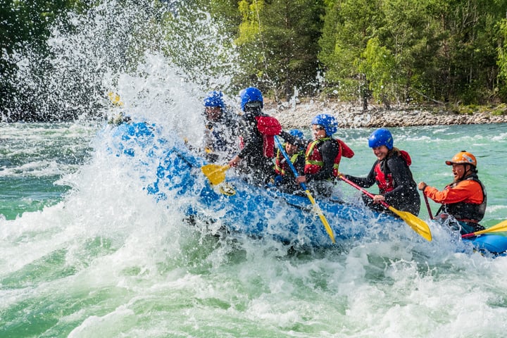 Familierafting på elven i Sjoa under sommerleir 2024.