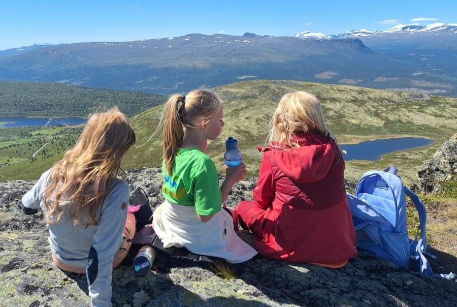 Barn på fjelltur med vakker utsikt under sommerleir i Sjoa.