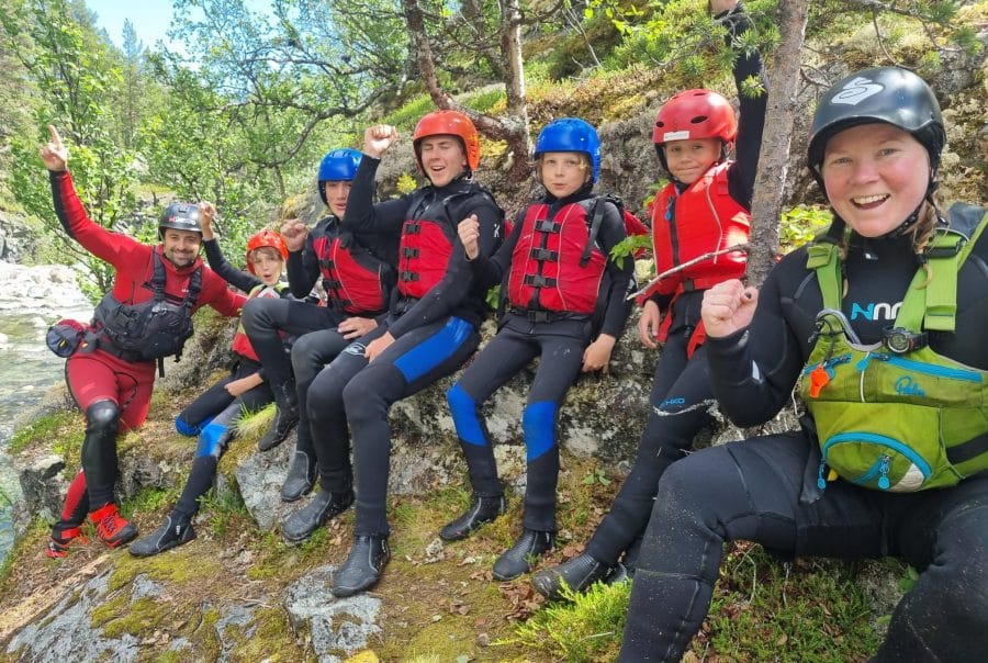 Glade barn som deltar på juving i Sjoa under sommerleir.