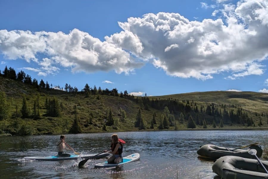 Barn nyter villmarksdag med SUP og packraft på sommerleir i Sjoa.