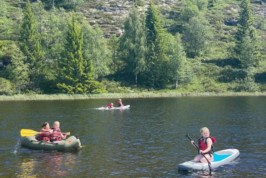 Barn padler SUP og packraft på en villmarksdag i Sjoa.